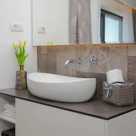 Luxury Gold Pearl With Pool Трогір