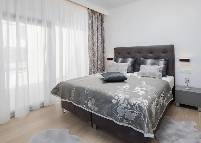 וילה Luxury Gold Pearl With Pool טרוגיר