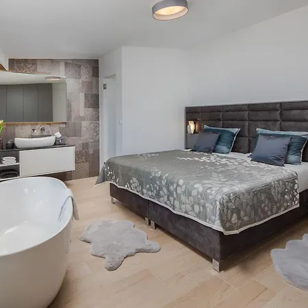 Luxury Gold Pearl With Pool * Трогир