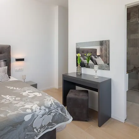 Luxury Gold Pearl With Pool 빌라 트로기르