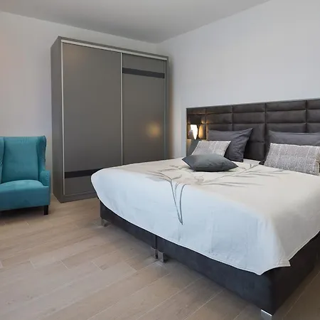 Luxury Gold Pearl With Pool *